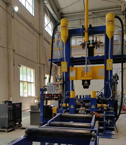  无锡色8激情欧美成人久久综合电组焊矫一体机​是一种集成了组对、焊接和矫正功能的机械设备